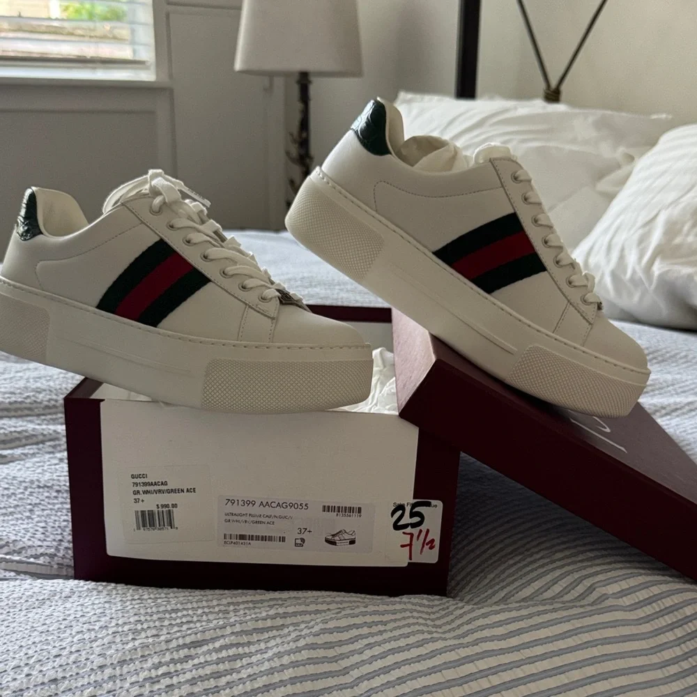 Gucci Cream Sneakers with Green and Red Accents - Picture 1 of 1